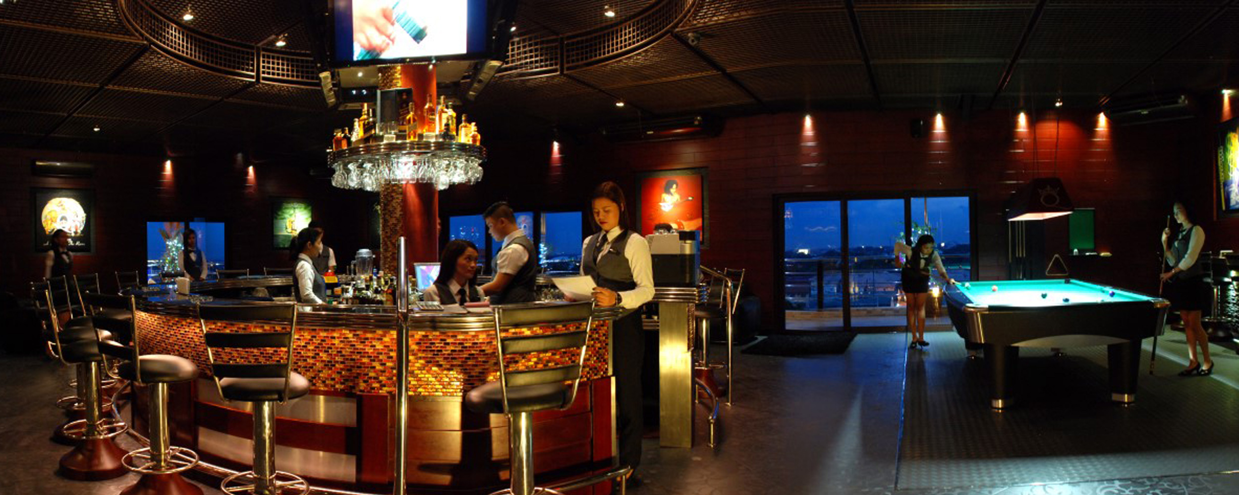 Queens Hotel Angeles | The Living Room