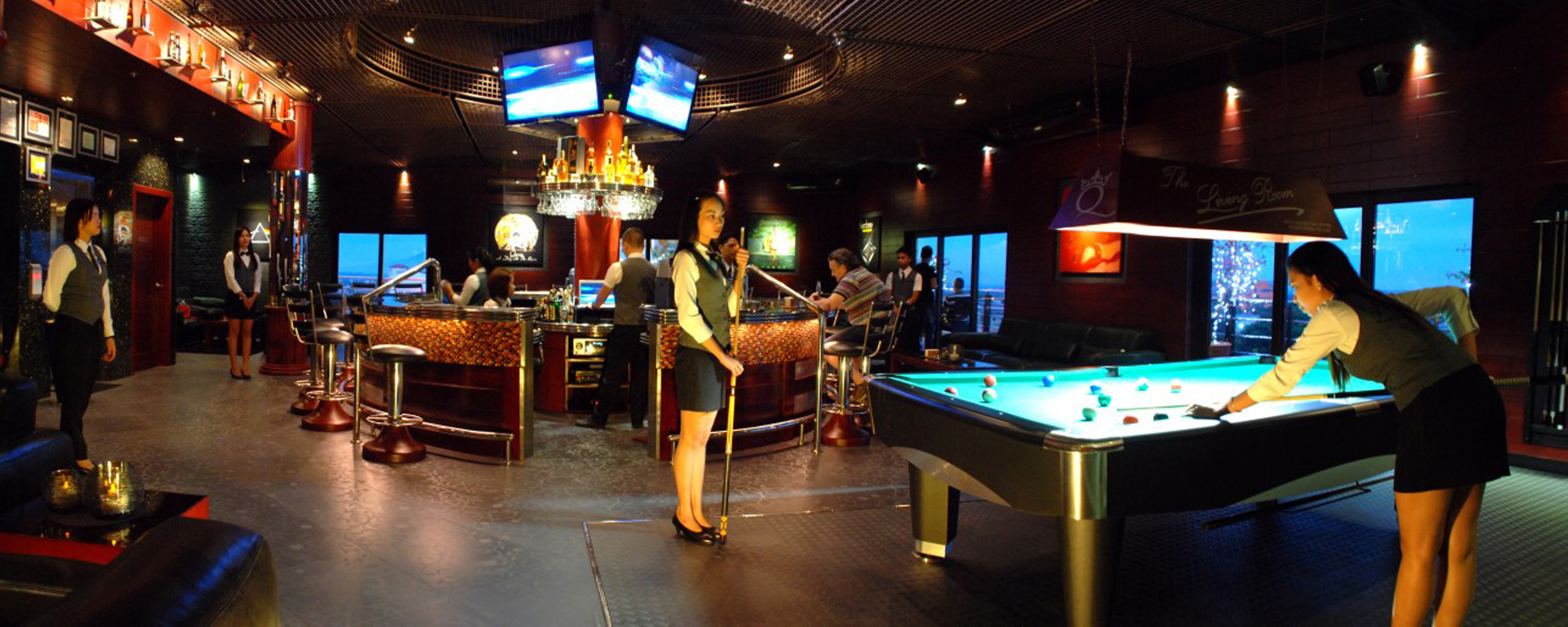 Queens Hotel Angeles | The Living Room