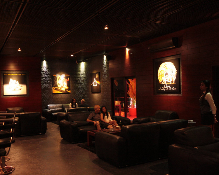 Queens Hotel Angeles | The Living Room