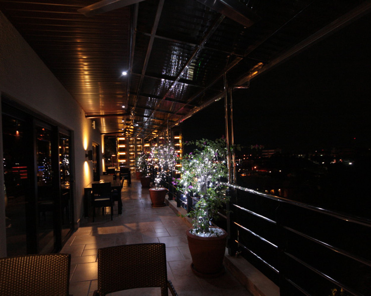 Queens Hotel Angeles | The Living Room